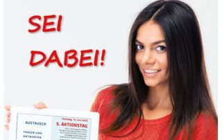 Grafik Foto Frau mit Flyer, die zu Veranstaltung einlädt