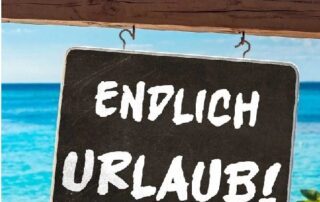Foto vom Strand mit Schild "Endlich Urlaub"