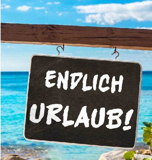Foto vom Strand mit Schild "Endlich Urlaub"