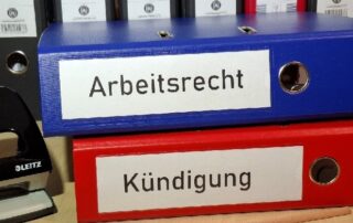 Foto zeigt zwei Aktenordner, auf einem steht Arbeitsrecht, auf dem anderen Kündigung