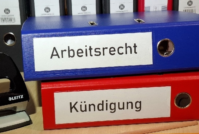 Foto zeigt zwei Aktenordner, auf einem steht Arbeitsrecht, auf dem anderen Kündigung